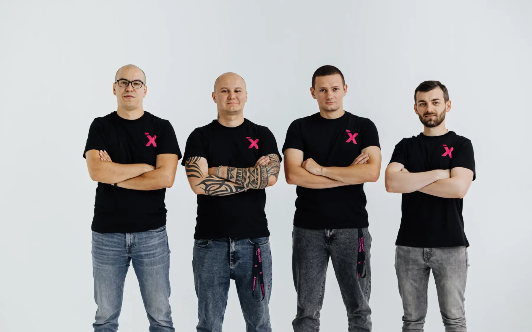 Член команди AGRONIX у чорній футболці зі скрещеними руками